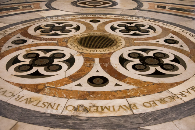 ドゥオモの床モザイク模様 の写真素材 イラスト素材 アマナイメージズ