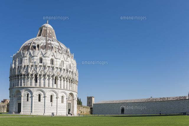 円筒形のピサの洗礼堂 の写真素材 イラスト素材 アマナイメージズ