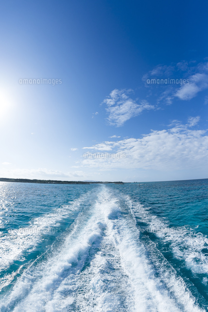 海風景 フェリーのしぶき立つ真っ青な海[10573002774]の写真・イラスト素材