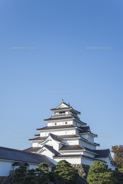 青空と鶴ヶ城 会津若松城 の写真素材 イラスト素材 アマナイメージズ
