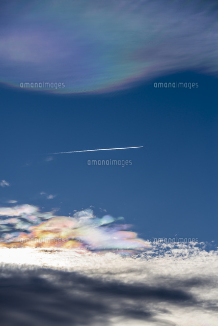 彩雲とひこうき雲 の写真素材 イラスト素材 アマナイメージズ
