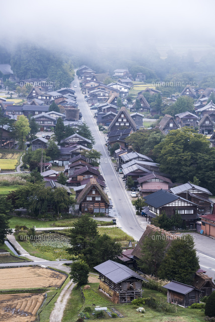 中央に道路が走る霞がかった白川郷[10573004632]の写真