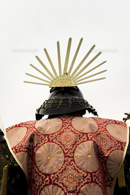 戦国武士時代本歌四百年前頃当時物兜シコロ残骸品凄まじい姿景色稀少レアコレクション 戦国イベントの兜と衣装の後ろ姿[10573004851]の写真・イラスト素材