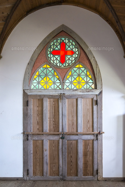 旧五輪教会堂入口扉の鮮やかなステンドグラス の写真素材 イラスト素材 アマナイメージズ