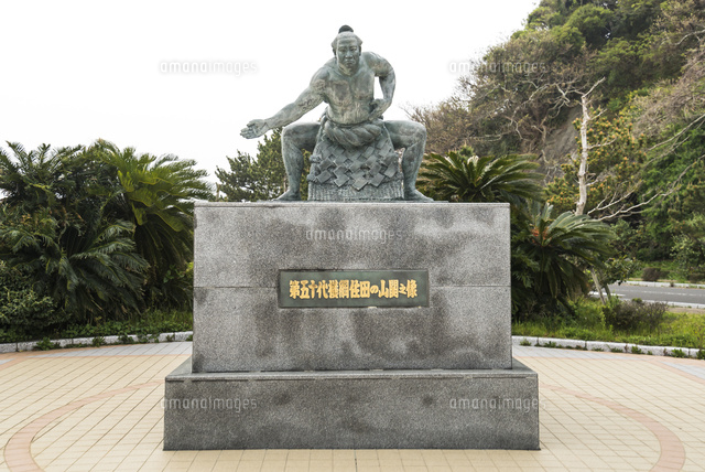 五島列島有川港に建つ50代横綱佐田の山関像[10573005103]の写真