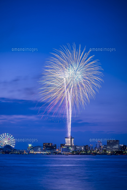 海の日名古屋みなと祭の打ち上げ花火 の写真素材 イラスト素材 アマナイメージズ