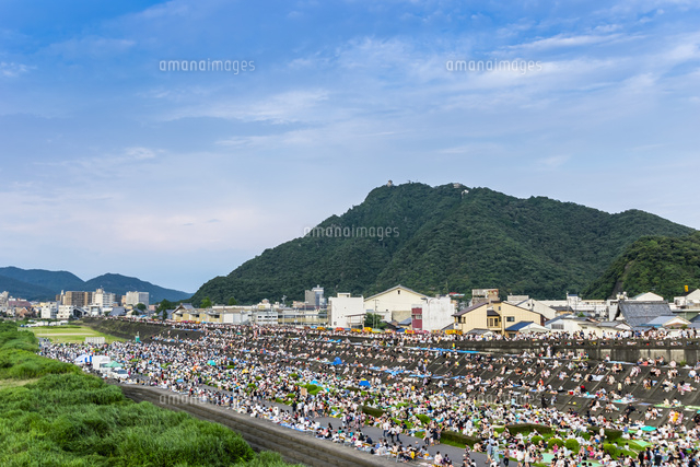 岐阜城を見る金華山を背景に花火大会を待つ大観衆 の写真素材 イラスト素材 アマナイメージズ