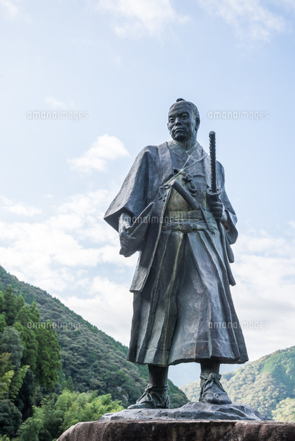 山並みを背景にした中岡慎太郎像[10573005361]の写真・イラスト素材