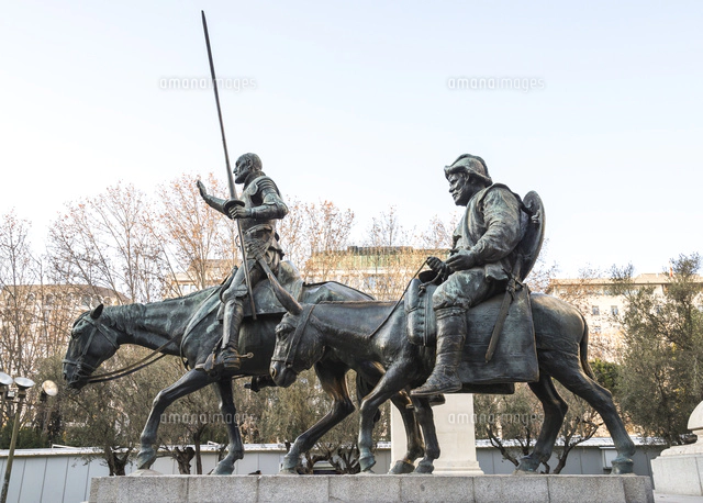 霧で霞むトレド大聖堂の尖塔を背景にスペイン国旗を見る の写真素材 イラスト素材 アマナイメージズ