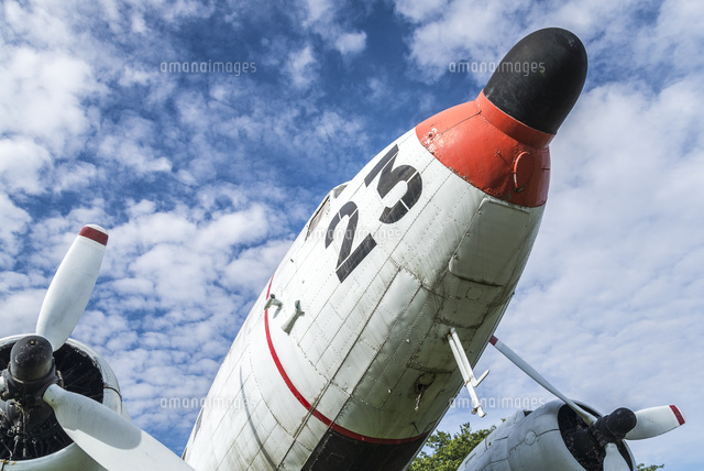 海上自衛隊鹿屋航空基地屋外展示機の機首を空に見上げる の写真素材 イラスト素材 アマナイメージズ