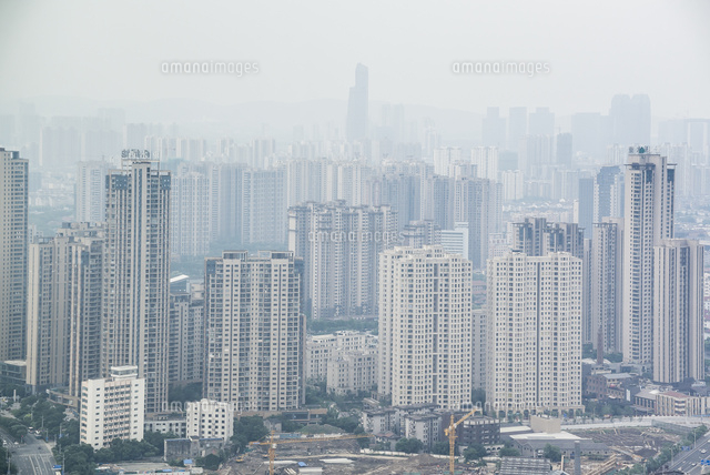 霞みかかる無錫の高層ビル群[10573005897]の写真・イラスト素材
