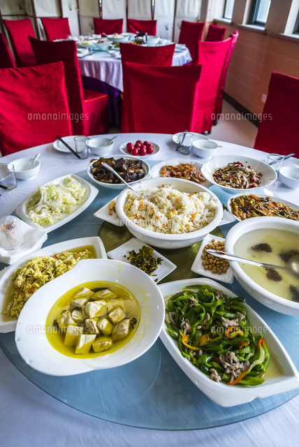 円卓に並ぶ中国料理 の写真素材 イラスト素材 アマナイメージズ