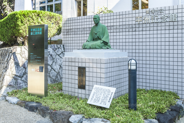 平洲記念館入り口にたつ細井平洲坐像[10573006066]の写真・イラスト