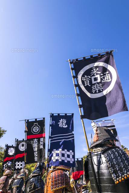 のぼり旗を身につけた甲冑姿の武将隊が並ぶ風景[10573006070]の写真
