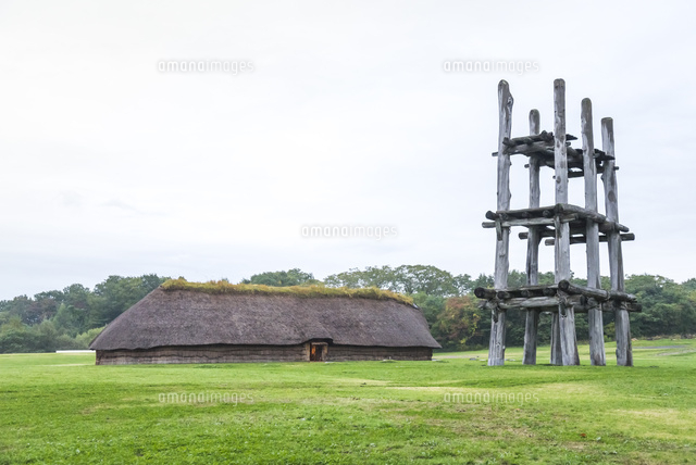 三内丸山遺跡大型竪穴式住居と六本柱建物を見る風景[10573006082