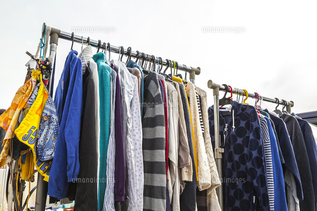 フリーマーケットのラックにかかる衣料品 の写真素材 イラスト素材 アマナイメージズ