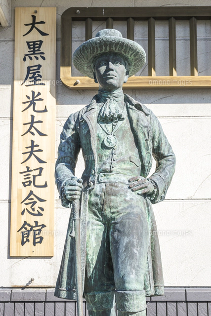 大黒屋光太夫記念館に建つ銅像[10573006249]の写真・イラスト素材