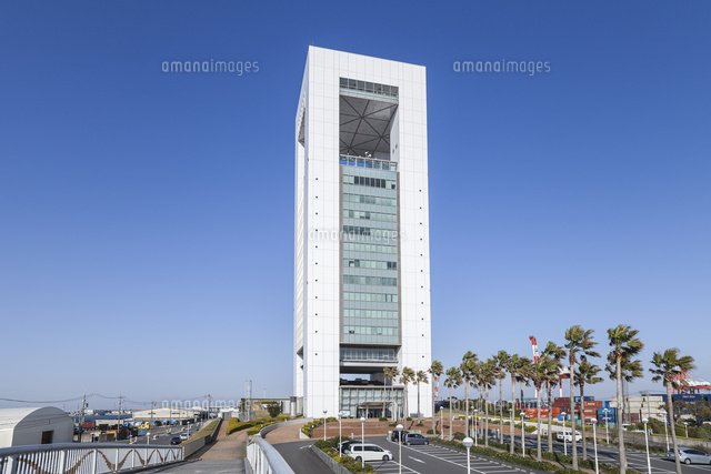 青空にそびえ建つ四日市港ポートビル の写真素材 イラスト素材 アマナイメージズ