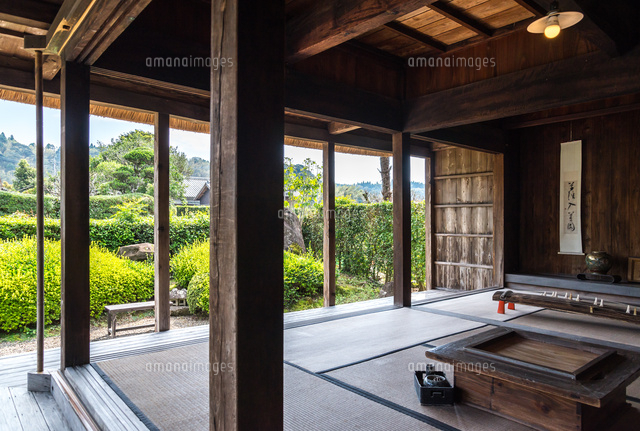 知覧型二ツ家民家屋内より庭を見る の写真素材 イラスト素材 アマナイメージズ