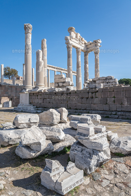 古代ペルガモン遺跡トラヤヌス神殿[10573006844]の写真・イラスト素材