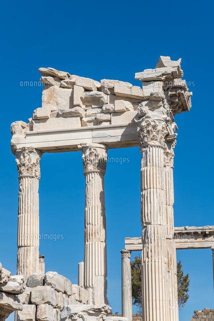 古代ペルガモン遺跡トラヤヌス神殿 の写真素材 イラスト素材 アマナイメージズ
