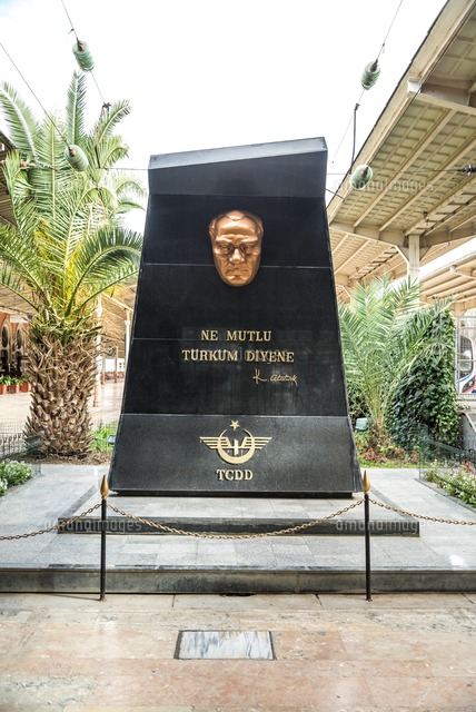 シルゲジ駅構内に建つケマル アタチュルクのサイン入り記念碑 の写真素材 イラスト素材 アマナイメージズ