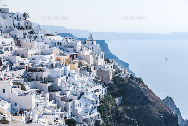 エーゲ海を見下ろす崖の斜面に見る白い街並み の写真素材 イラスト素材 アマナイメージズ エーゲ海を見下ろす崖の斜面に見る白い街並み の写真素材 イラスト素材 アマナイメージズ