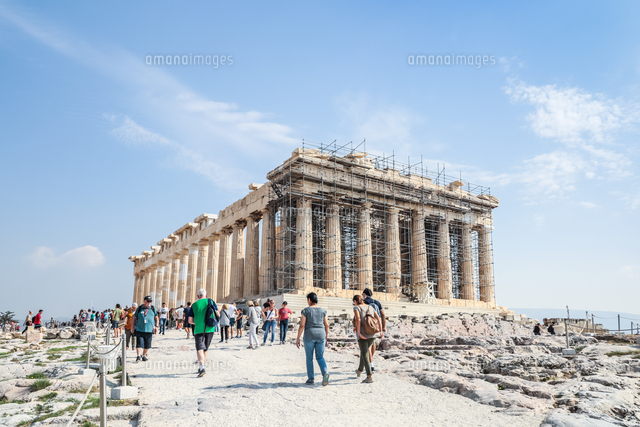 修復中の足場を見るパルテノン神殿 の写真素材 イラスト素材 アマナイメージズ