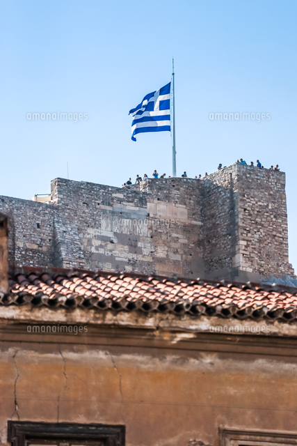 アクロポリス展望台に立つギリシャ国旗を見上げる の写真素材 イラスト素材 アマナイメージズ