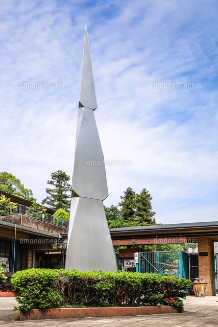 鋭く先の尖ったオブジェを見る東山植物園門風景[10573007682]の写真