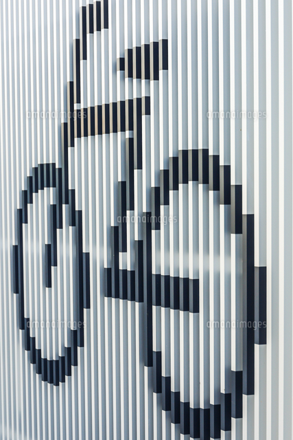 自転車のイラストが描かれたフェンス の写真素材 イラスト素材 アマナイメージズ