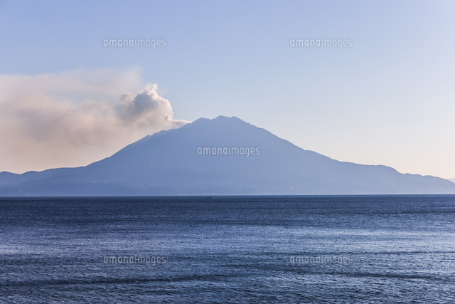 シルエットの桜島と錦江湾 の写真素材 イラスト素材 アマナイメージズ