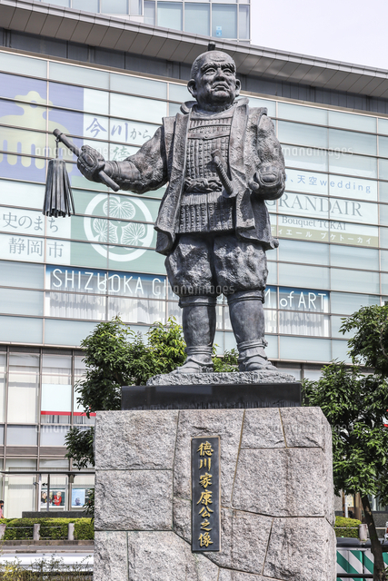 JR静岡駅北口広場に立つ徳川家康公之像[10573009029]の写真・イラスト