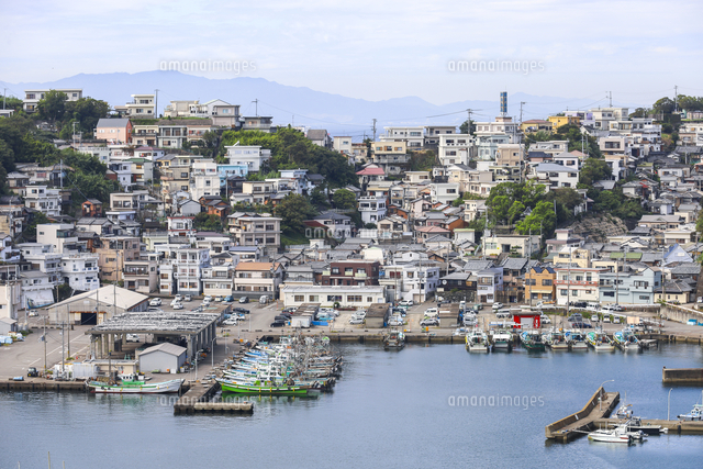 漁港を見る雑賀崎家並み風景[10573009201]の写真・イラスト素材