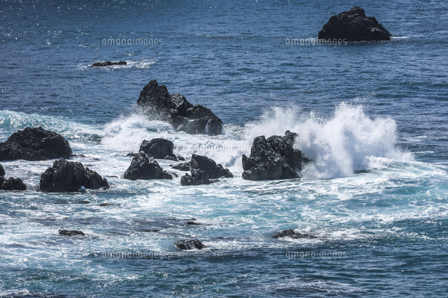 岩と波しぶきを見る南紀の海 の写真素材 イラスト素材 アマナイメージズ