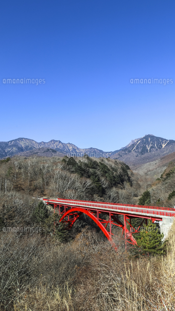 八ヶ岳を背景に見る東沢大橋 の写真素材 イラスト素材 アマナイメージズ