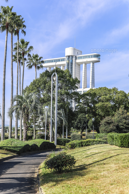 名古屋港ポートビルを背景に見る臨港緑園 の写真素材 イラスト素材 アマナイメージズ
