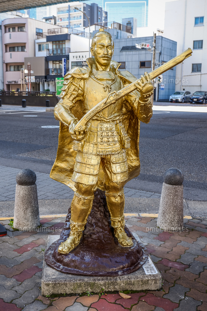 円頓寺交差点に立つ金色の織田信長像[10573010440]の写真・イラスト