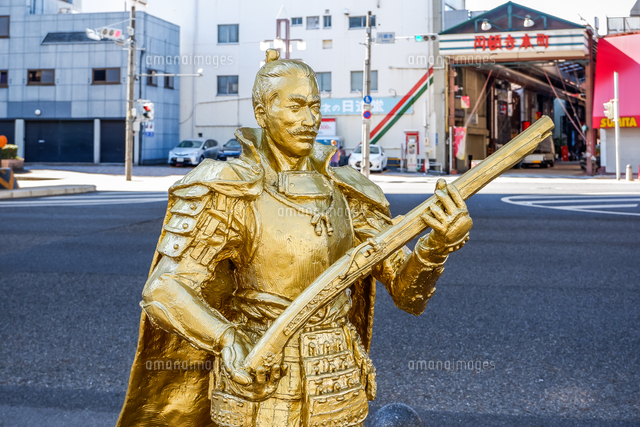 円頓寺交差点に立つ金色の織田信長像[10573010442]の写真
