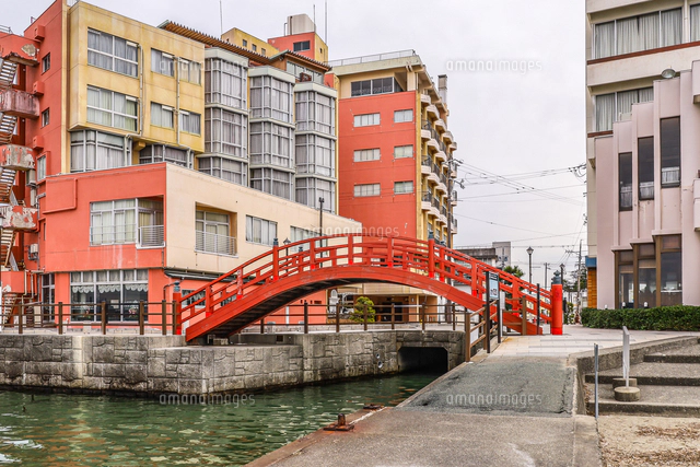 舘山寺のシンボル赤い太鼓橋[10573011115]の写真・イラスト素材