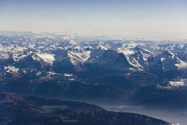 スイス アルプス 遠景 の写真素材 イラスト素材 アマナイメージズ