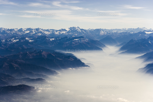 スイス アルプス 遠景 の写真素材 イラスト素材 アマナイメージズ