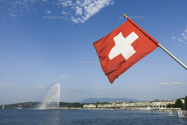 スイス ジュネーブ レマン湖噴水とスイス国旗[10575000945]の写真