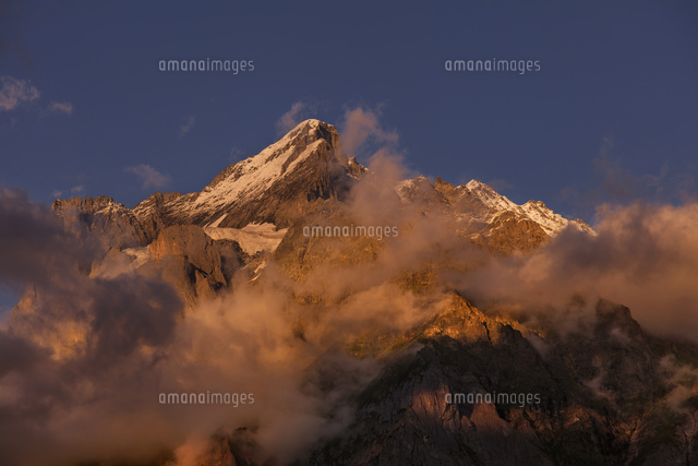 スイスアルプス グリンデルワルドから夕焼けの山 の写真素材 イラスト素材 アマナイメージズ