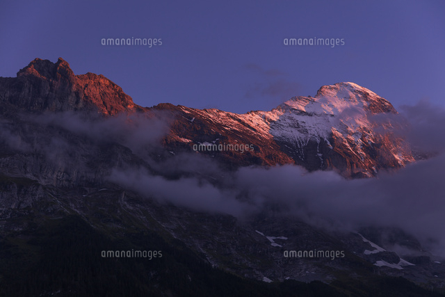 スイスアルプス 夕焼けのアイガー の写真素材 イラスト素材 アマナイメージズ