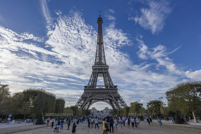 フランス パリ 夕方のエッフェル塔 の写真素材 イラスト素材 アマナイメージズ