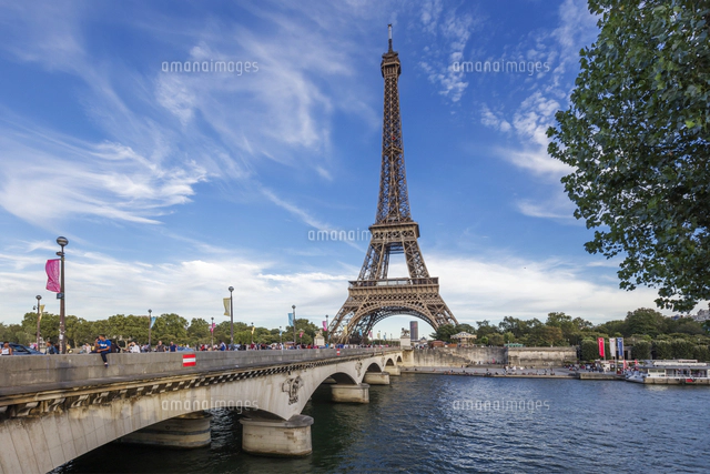 フランス、パリ、夕方のエッフェル塔とセーヌ川[10575003334]の