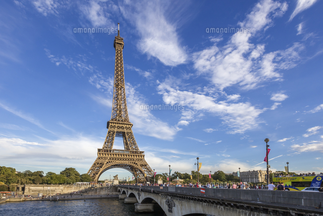 フランス パリ 夕方のエッフェル塔 の写真素材 イラスト素材 アマナイメージズ