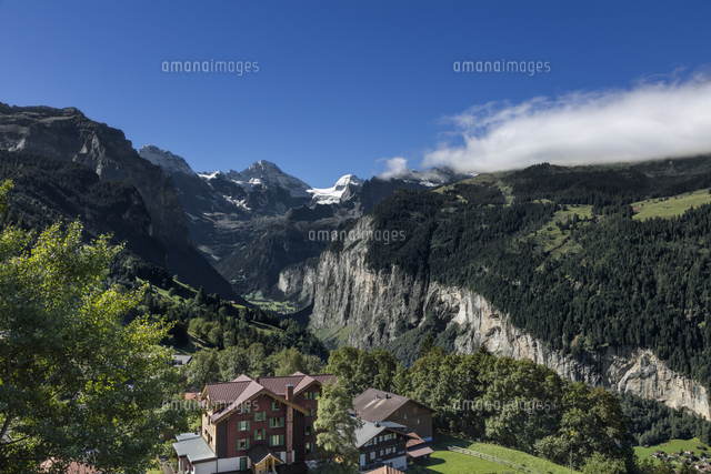 スイス オーバーラント ヴェンゲンからのアルプス風景 の写真素材 イラスト素材 アマナイメージズ