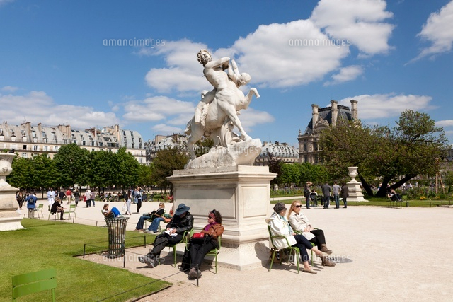 パリ ケンタウロス像を囲むベンチ の写真素材 イラスト素材 アマナイメージズ